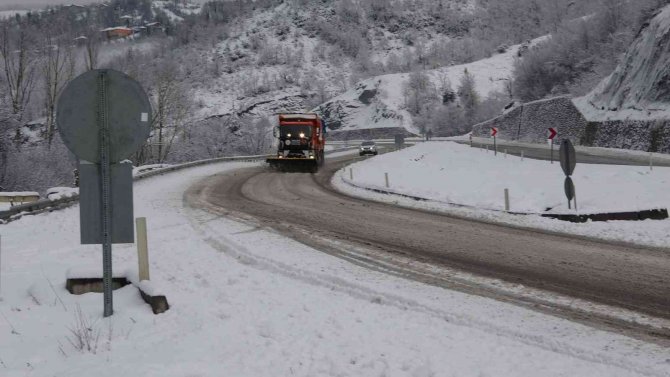 Sabah Saatlerinde Bastıran Kar Karayollarında Etkili Oldu