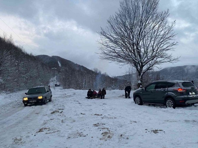 Zonguldaklıların Hafta Sonu Karda Mangal Keyfi