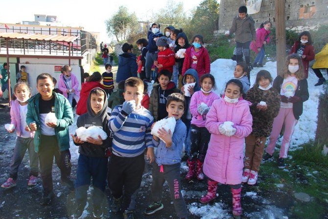 Adana’da Öğrencilerin Kar Sevinci