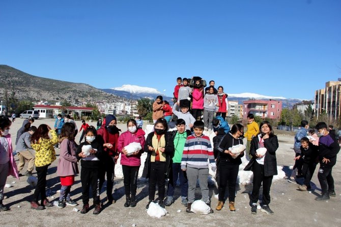 Adana’da Öğrencilerin Kar Sevinci
