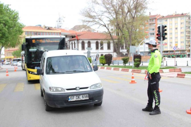 Polis Kurallara Uymayan Sürücülere Ceza Yazdı