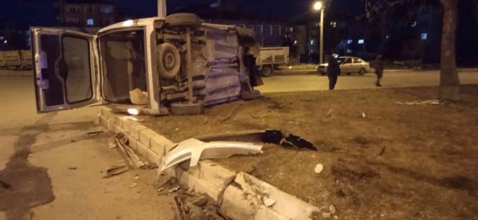 İ̇ki Aracın Çarpıştığı Kazayı 6 Kişi Şans Eseri Yara Almadan Atlattı