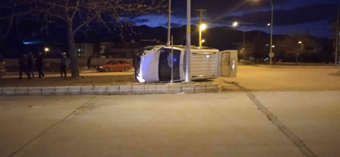 İ̇ki Aracın Çarpıştığı Kazayı 6 Kişi Şans Eseri Yara Almadan Atlattı