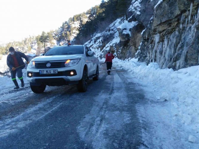 Alanya’nın Yüksek Kesimlerini Kar Esir Aldı, 11 Araç 40 Vatandaş Mahsur Kaldı