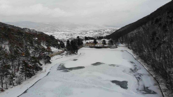 Amasya’daki Turizm Cenneti Boraboy Gölü’nün Yüzeyi Buz Tuttu