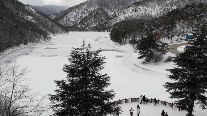Amasya’daki Turizm Cenneti Boraboy Gölü’nün Yüzeyi Buz Tuttu