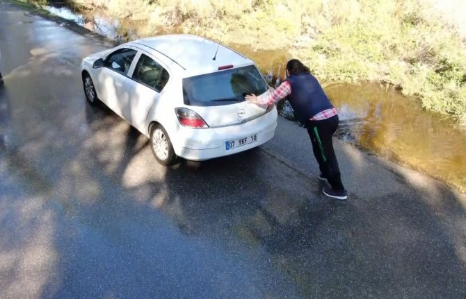 Su Kaplı Yolda Sürücülerin Zor Anları