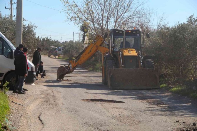Vatandaşlardan Yoldaki Çukurlara Saksılı Eylem