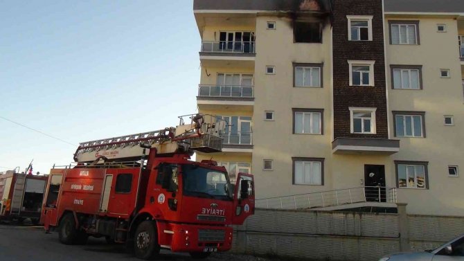 Antalya’da 5 Katlı Binada Korkutan Yangın