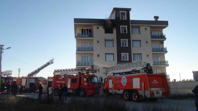 Antalya’da 5 Katlı Binada Korkutan Yangın