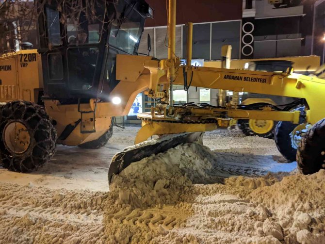 Ardahan’da Tonlarca Kar Kamyonlarla Taşındı