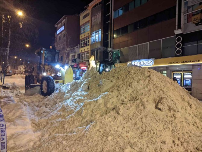 Ardahan’da Tonlarca Kar Kamyonlarla Taşındı
