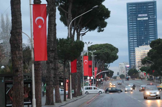 Arnavutluk Sokakları, Cumhurbaşkanı Erdoğan İçin Türk Bayraklarıyla Donatıldı