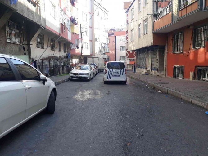Bağcılar’da Cinayet: Aynı Evde Yaşadığı Kişiyi Bıçaklayıp Kaçtı