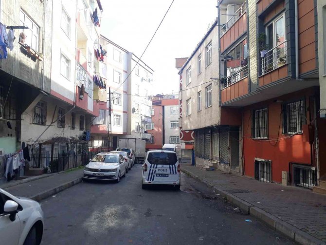 Bağcılar’da Cinayet: Aynı Evde Yaşadığı Kişiyi Bıçaklayıp Kaçtı