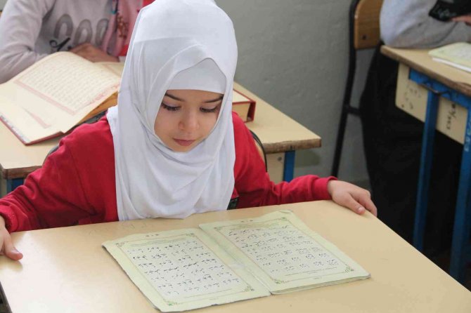 Minikler Kur’an Kurslarında Hem Eğleniyor Hem Öğreniyor
