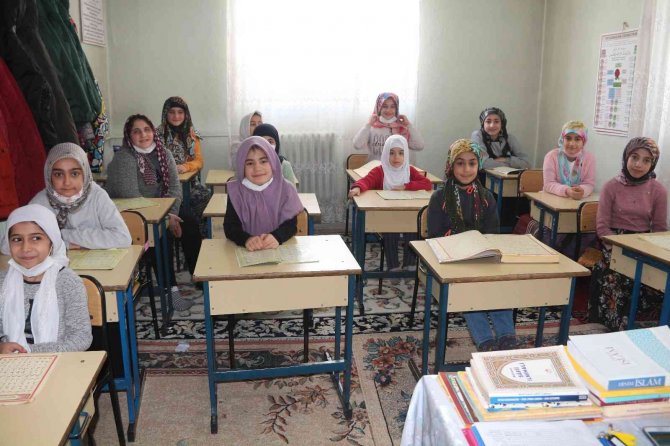 Minikler Kur’an Kurslarında Hem Eğleniyor Hem Öğreniyor