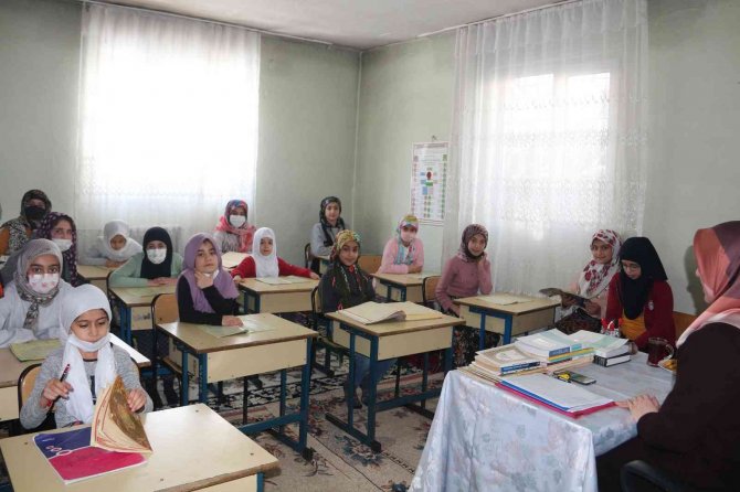 Minikler Kur’an Kurslarında Hem Eğleniyor Hem Öğreniyor