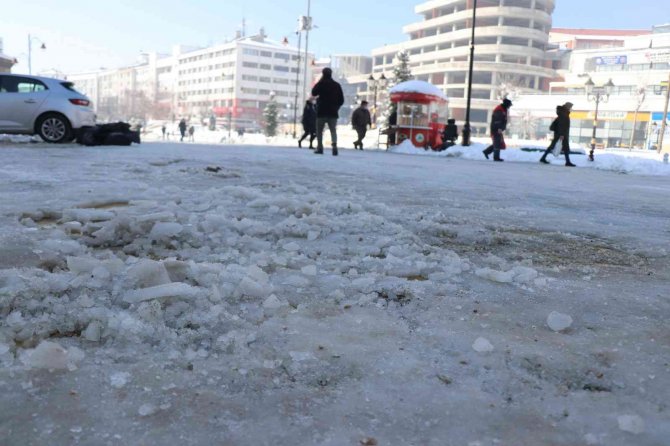 Bolu’da, Soğuk Havalar Yolları Buz Pistine Çevirdi