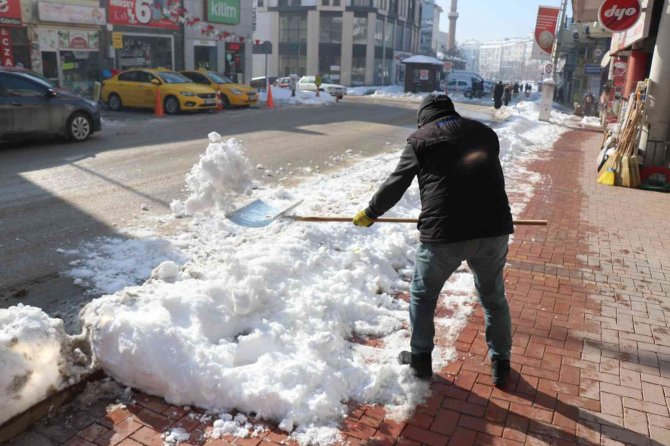 Bolu’da, Soğuk Havalar Yolları Buz Pistine Çevirdi