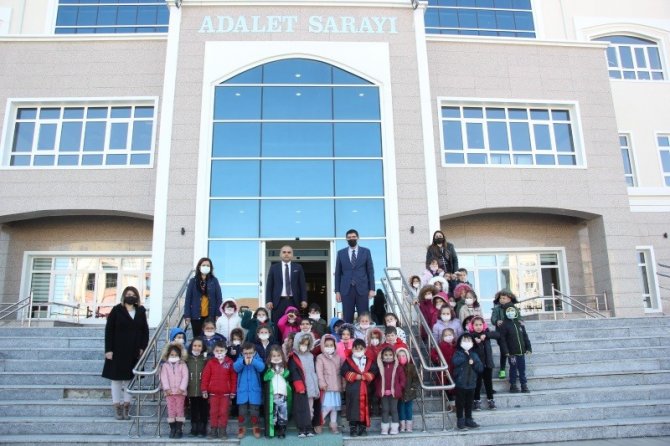 Hakim Ve Savcı Kürsüsünde Bu Kez Minikler Yer Aldı