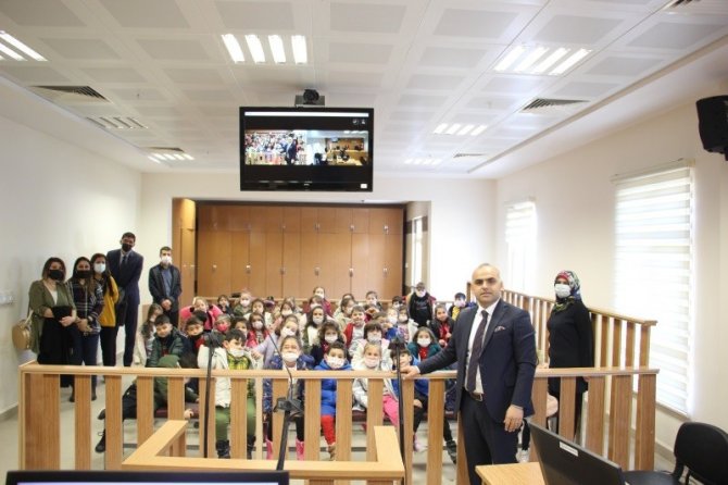 Hakim Ve Savcı Kürsüsünde Bu Kez Minikler Yer Aldı