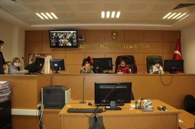 Hakim Ve Savcı Kürsüsünde Bu Kez Minikler Yer Aldı
