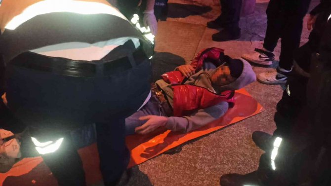 Bursa’da Gençlerin Kız Kavgasında Bıçaklar Konuştu: 4 Yaralı
