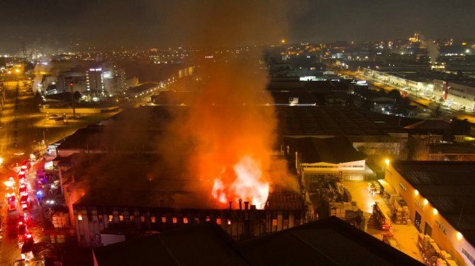 Bursa’daki Kimyasal Madde Fabrikasındaki Yangın Havadan Görüntülendi