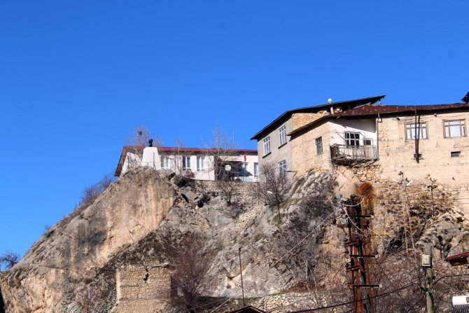 Tunceli’de Dev Kayaların Üzerine Yapılan Evler Görenleri Hayran Bırakıyor