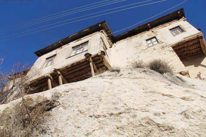 Tunceli’de Dev Kayaların Üzerine Yapılan Evler Görenleri Hayran Bırakıyor
