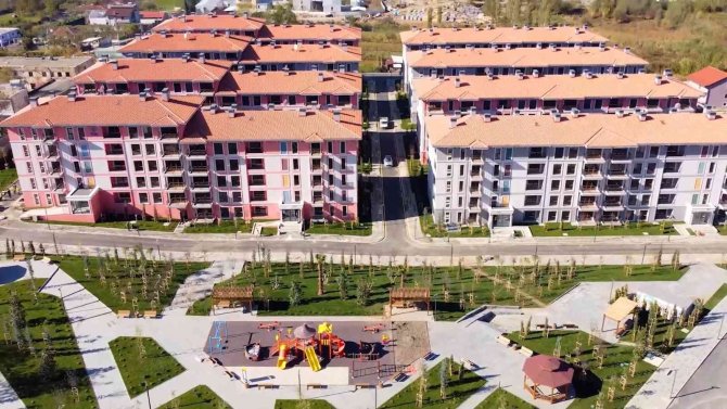 Bakan Kurum: “Arnavutluklu Kardeşlerimizin Yaralarını Sarmak İçin Seferberlik Ruhu İle Hareket Ettik”