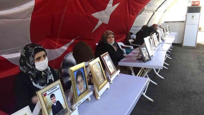 Evlat Nöbetindeki Anneden Oğluna Çağrı: “Oğlum Gel, Adın Gibi Zafer Yaşat Bize Ne Olursun”