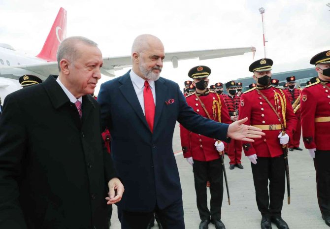 Cumhurbaşkanı Erdoğan, Arnavutluk’ta Resmi Törenle Karşılandı