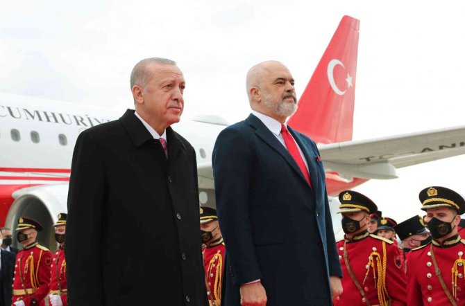 Cumhurbaşkanı Erdoğan, Arnavutluk’ta Resmi Törenle Karşılandı
