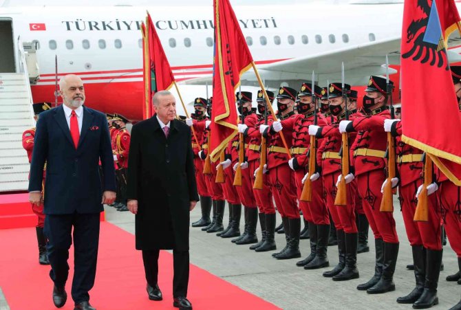 Cumhurbaşkanı Erdoğan, Arnavutluk’ta Resmi Törenle Karşılandı