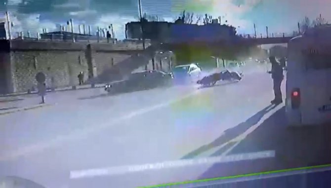 Alkollü Sürücünün Makas Atmak İsterken Çarptığı Kurye Metrelerce Havaya Fırladı