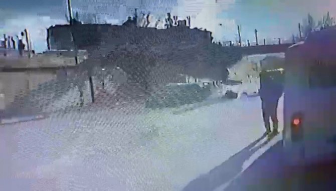 Alkollü Sürücünün Makas Atmak İsterken Çarptığı Kurye Metrelerce Havaya Fırladı