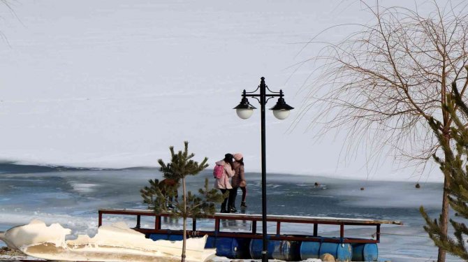 Donan Baraj Gölünün Manzarası Kartpostallık Görüntü Oluşturdu