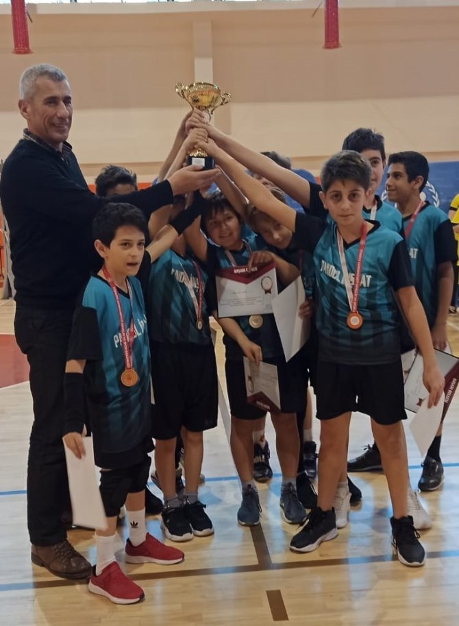Voleybolda Şampiyon Bahaettin Güçlü Orta Okulu Oldu