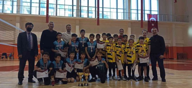 Voleybolda Şampiyon Bahaettin Güçlü Orta Okulu Oldu