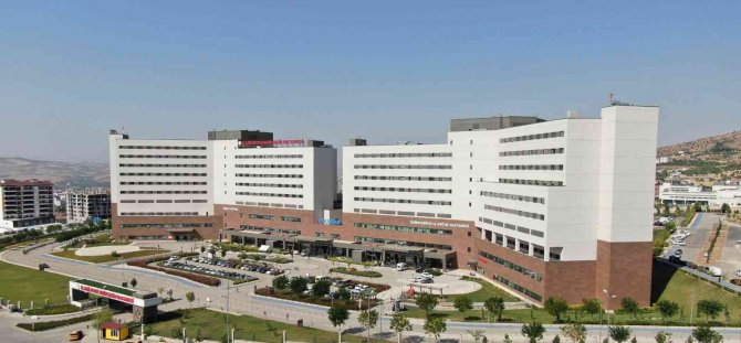 Guatr Hastası İki Kız Kardeş, Fethi Sekin Şehir Hastanesindeki Operasyonla Sağlıklarına Kavuştu