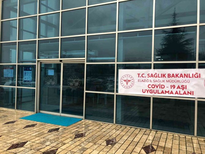 Elazığ Belediyesi Ve Adliye Binasında Aşı Standı Kuruldu