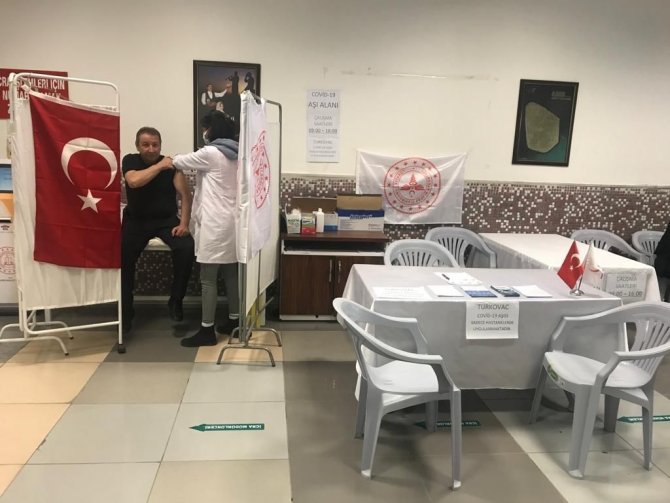 Elazığ Belediyesi Ve Adliye Binasında Aşı Standı Kuruldu