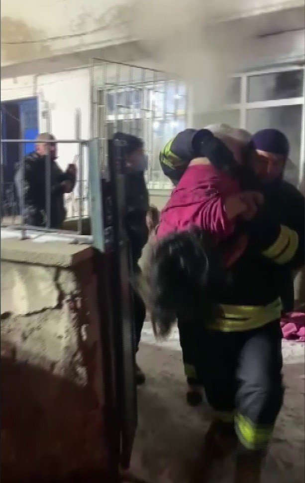 Evlerinde Çıkan Yangında Mahsur Kalan Afganlı Aileyi İtfaiye Ekipleri Camdan Çıkararak Kurtardı