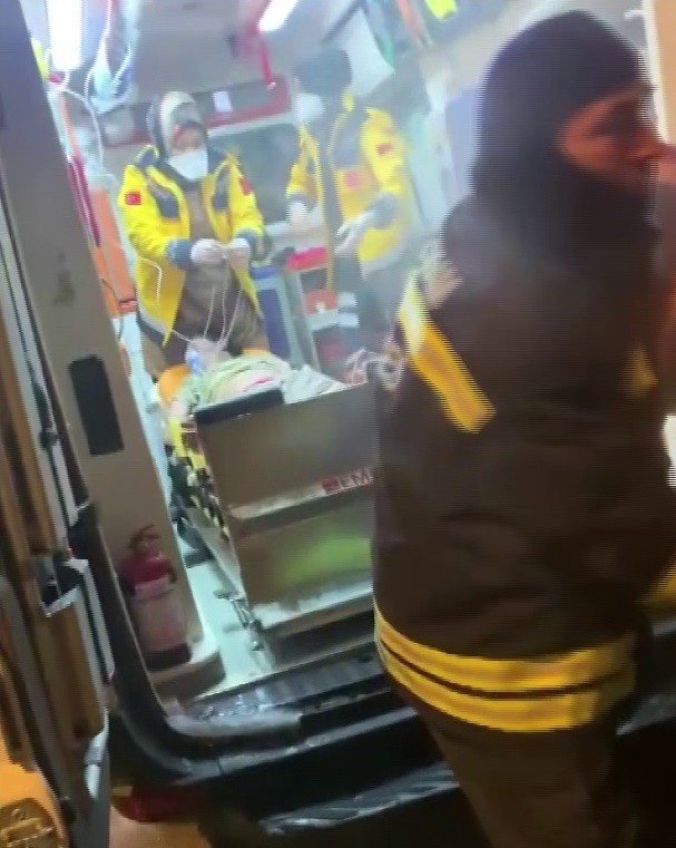 Evlerinde Çıkan Yangında Mahsur Kalan Afganlı Aileyi İtfaiye Ekipleri Camdan Çıkararak Kurtardı