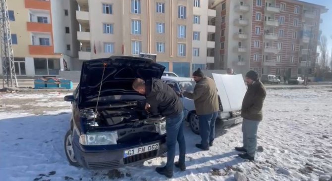 Erzurum’da Donan Araçlar Çalıştırılamadı