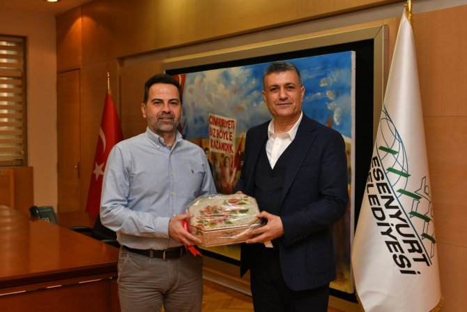 Nazan Kesal: “Bir Yerlerden Çok Güzel Işıklar Sızıyor”