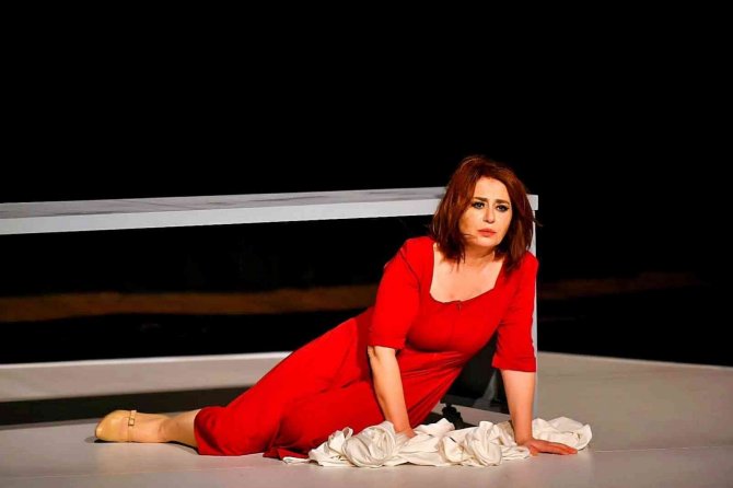 Nazan Kesal: “Bir Yerlerden Çok Güzel Işıklar Sızıyor”