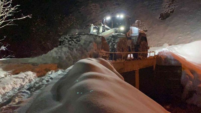 Hakkari’de 285 Yerleşim Yerinin Yolu Ulaşıma Kapandı